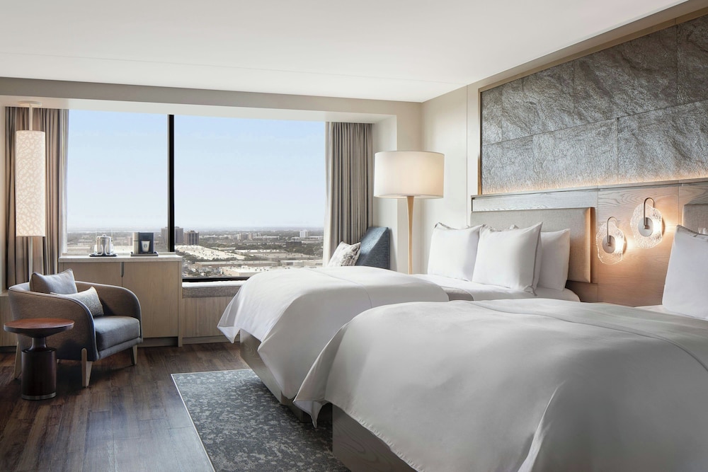 Club, 2 Queen Beds, Accessible