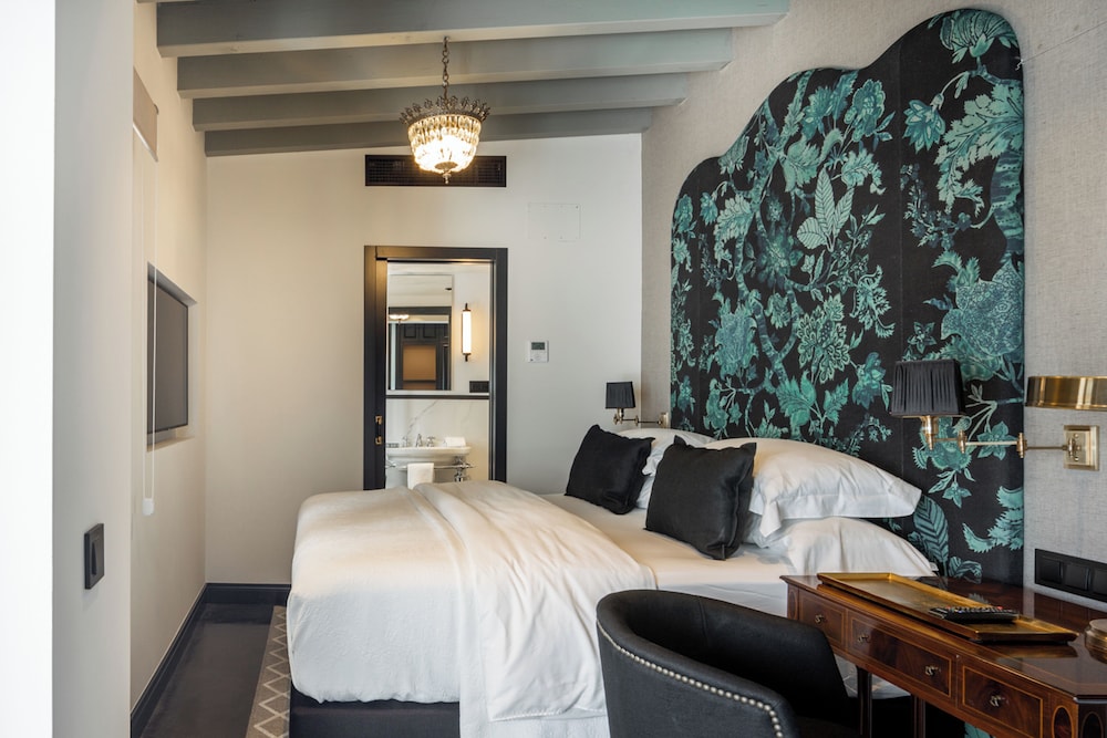 PREMIUM, KING BED