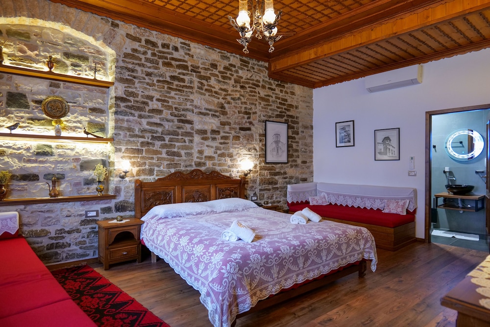 Bineri Hotel Gjirakastra 39/52