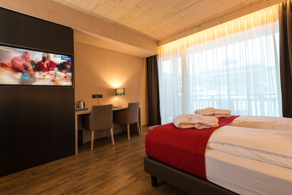 1 BEDROOM, DELUXE, TRIPLE, MOUNTAIN VIEW