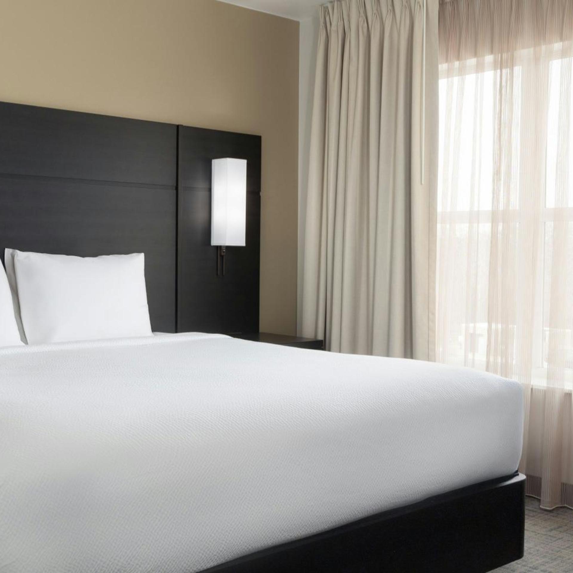جناح بسرير كينج بغرفة نوم واحدة مع أريكة، Residence Inn by Marriott Dayton Vandalia 2/4