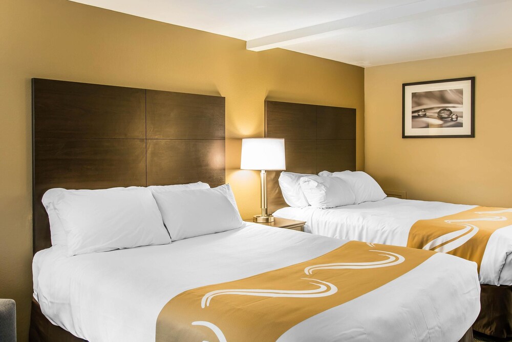 جناح بسريرين كوين مع أريكة لذوي الإعاقة، Quality Inn & Suites Houghton Downtown 4/10