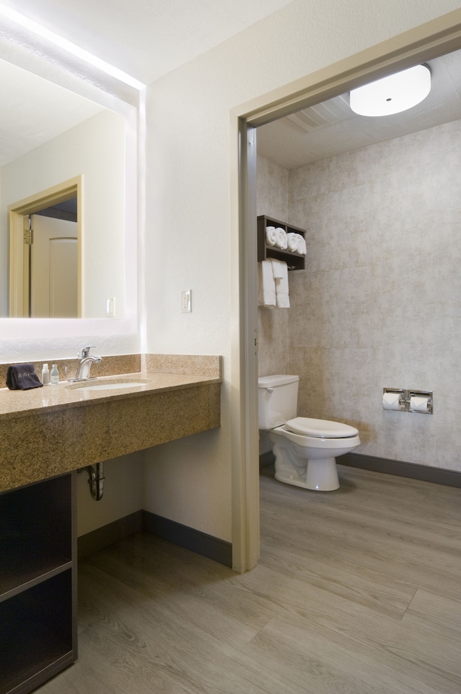 Walkout, Suite, King Bed، Clubhouse Hotel Suites Sioux Falls 2/2
