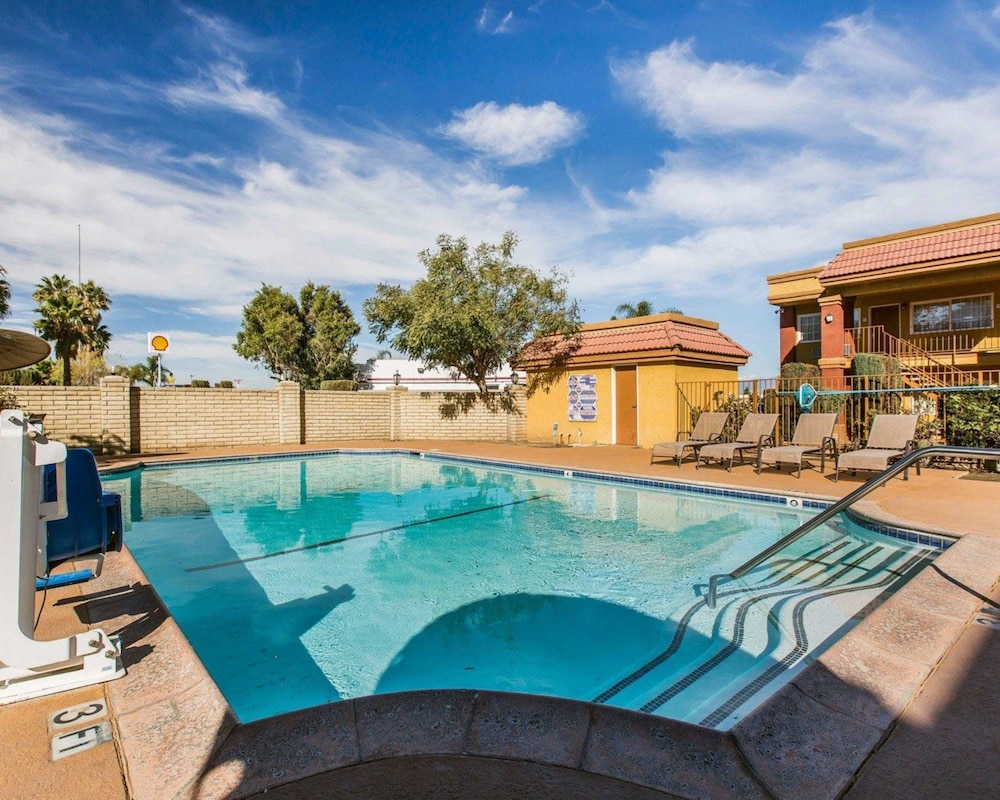 Rodeway Inn and Suites Corona 5/39