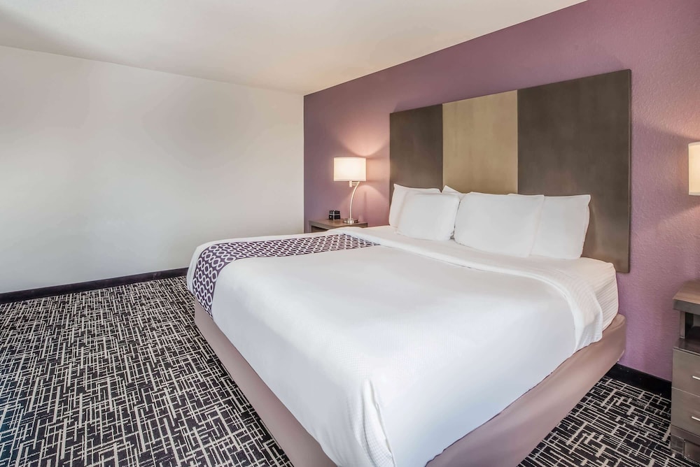 La Quinta Inn & Suites by Wyndham Fairborn Wright-Patterson 12/50
