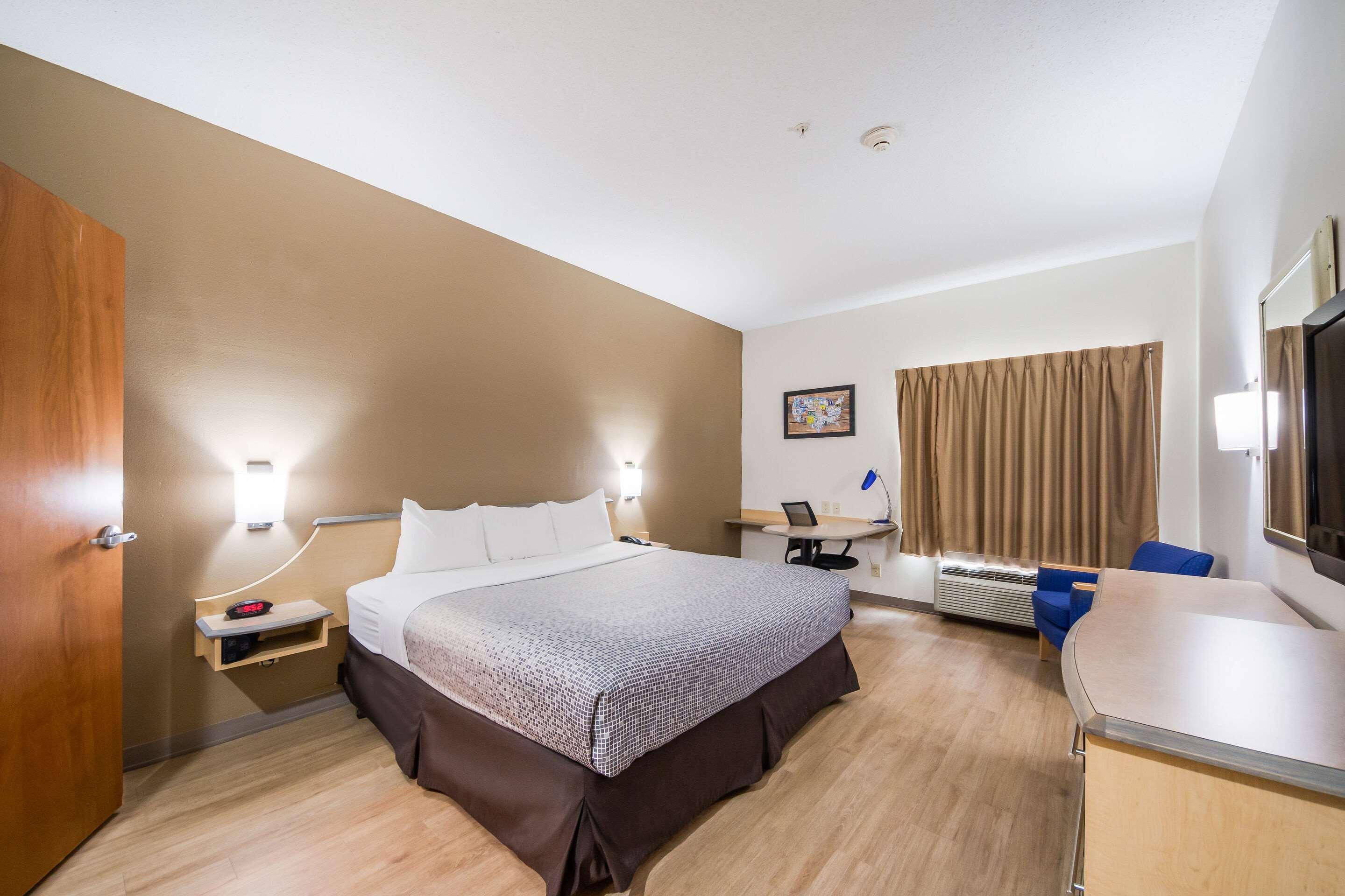 ROOM, KING BED