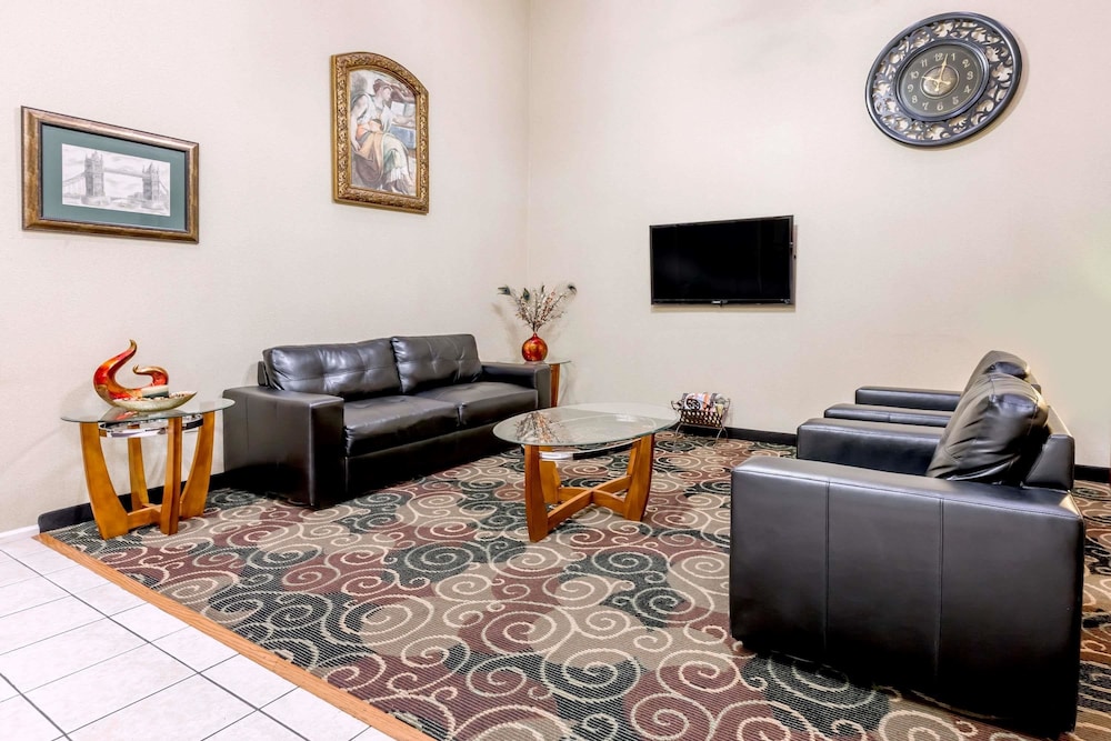 Super 8 by Wyndham Pine Bluff 17/22