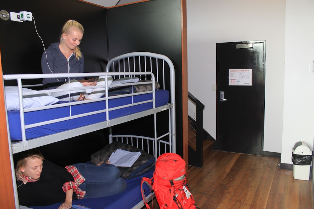 Bunk Backpackers 4/50