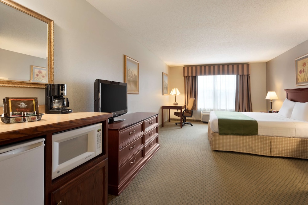 Country Inn and Suites by Radisson St Cloud East MN 11/34