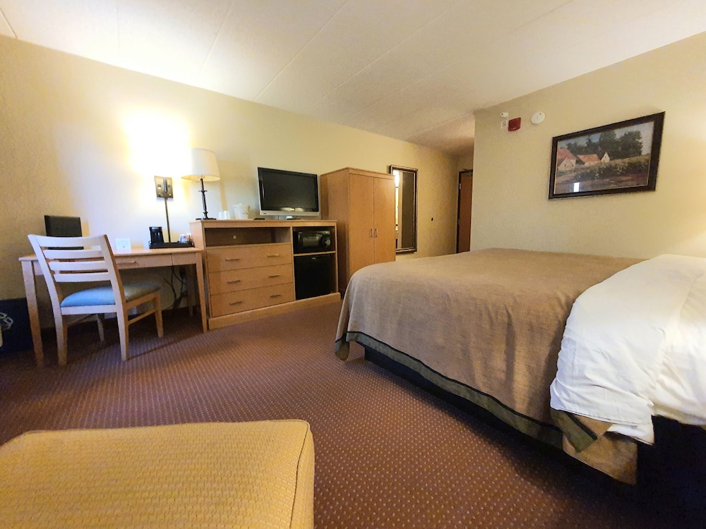 AmericInn by Wyndham Waconia 34/80