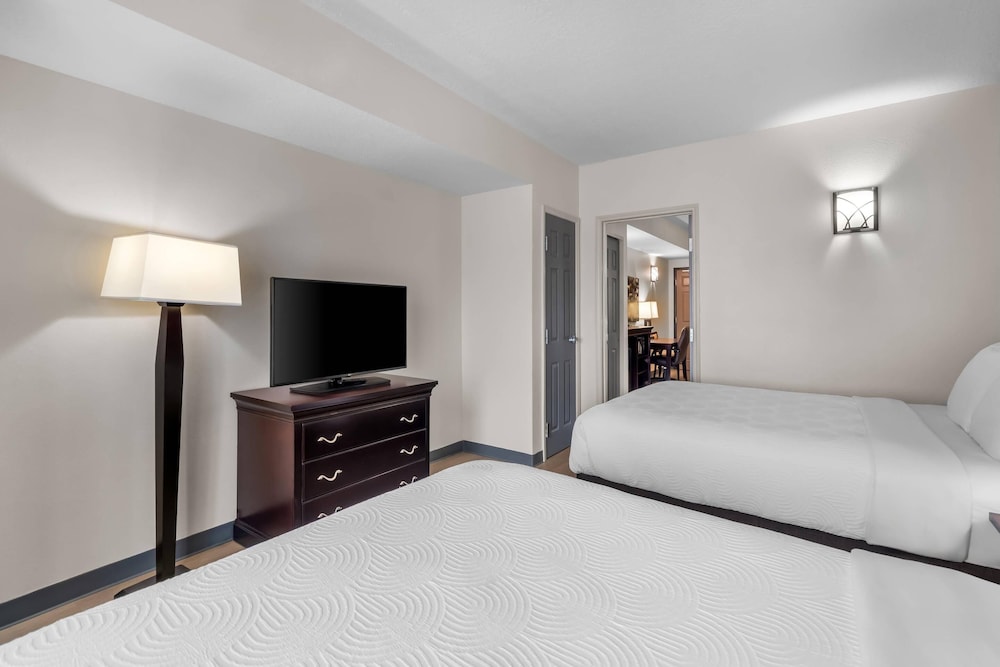 جناح بسريرين كوين بغرفة نوم واحدة مع أريكة، Country Inn & Suites by Radisson, Port Orange-Daytona, FL 4/6