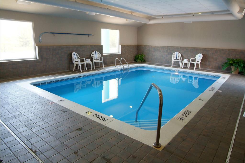 Country Inn & Suites by Radisson Holland, MI 22/42