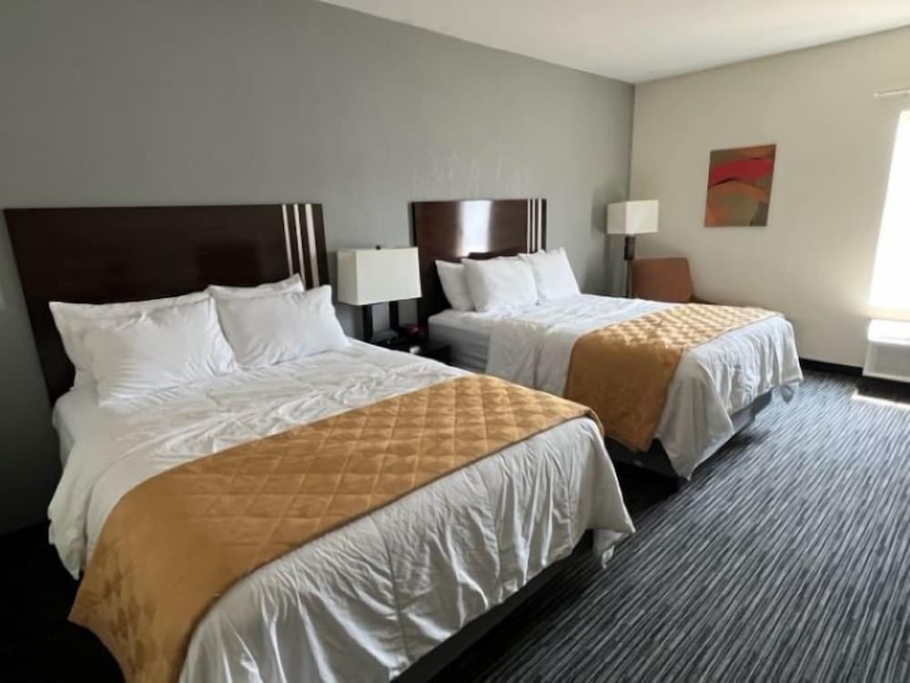 American Inn and Suites Houghton Lake 23/59