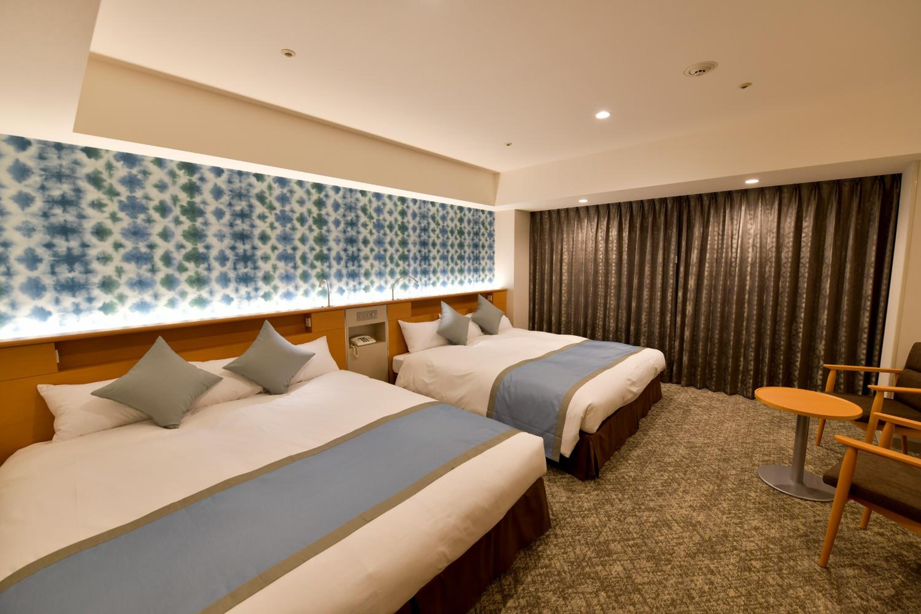 Hollywood, Twin Beds, West Wing