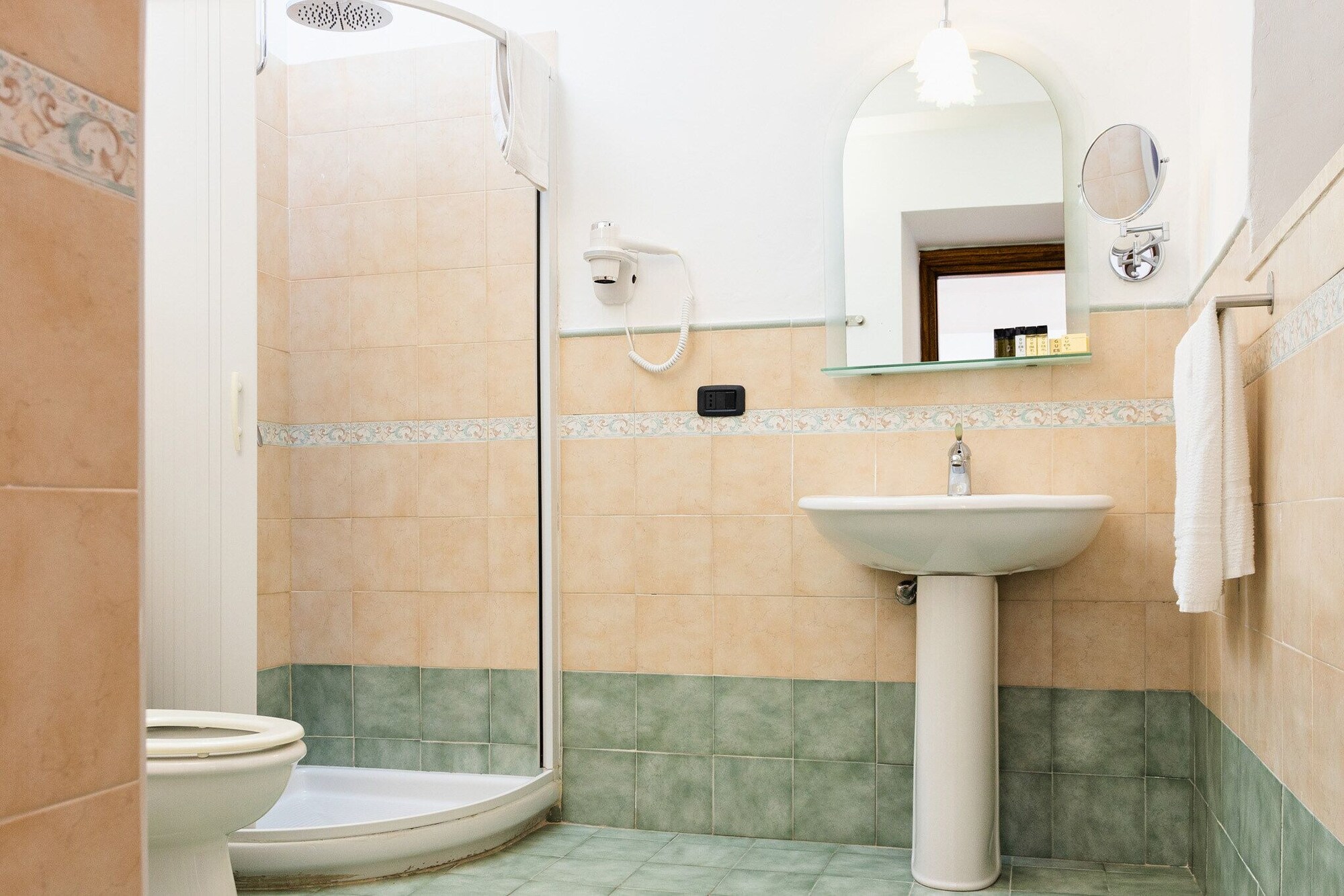 Deluxe, Quadruple, Double and Twin Beds, Castle View, Patio، Hotel Villa de Pasquale 6/6