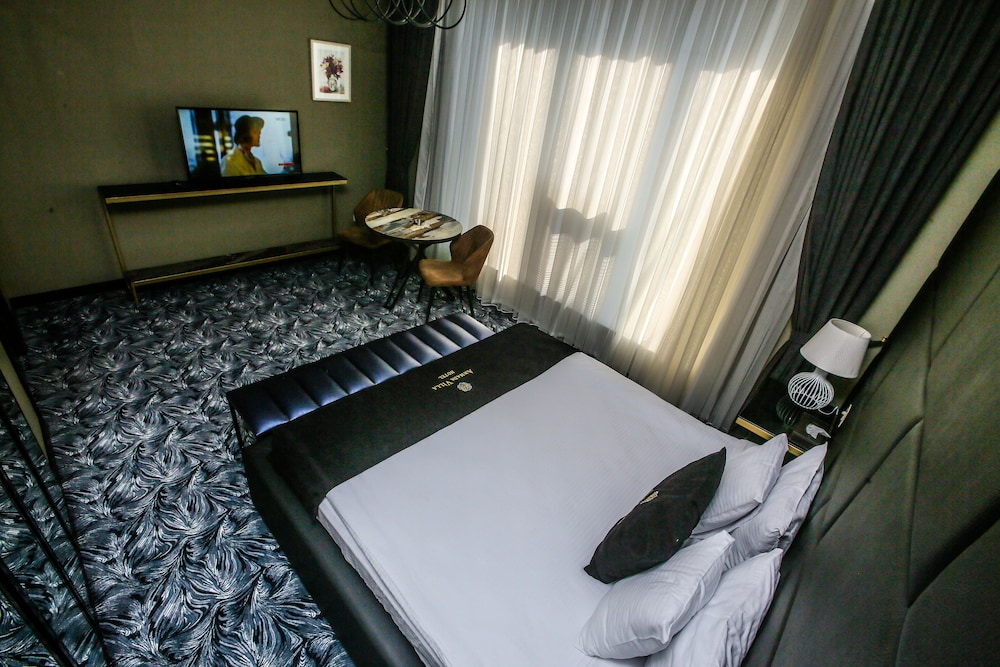 STANDARD, KING BED, LAKE VIEW