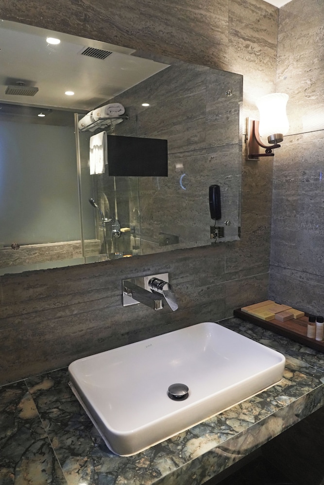 Peninsula Redpine Mumbai 56/58