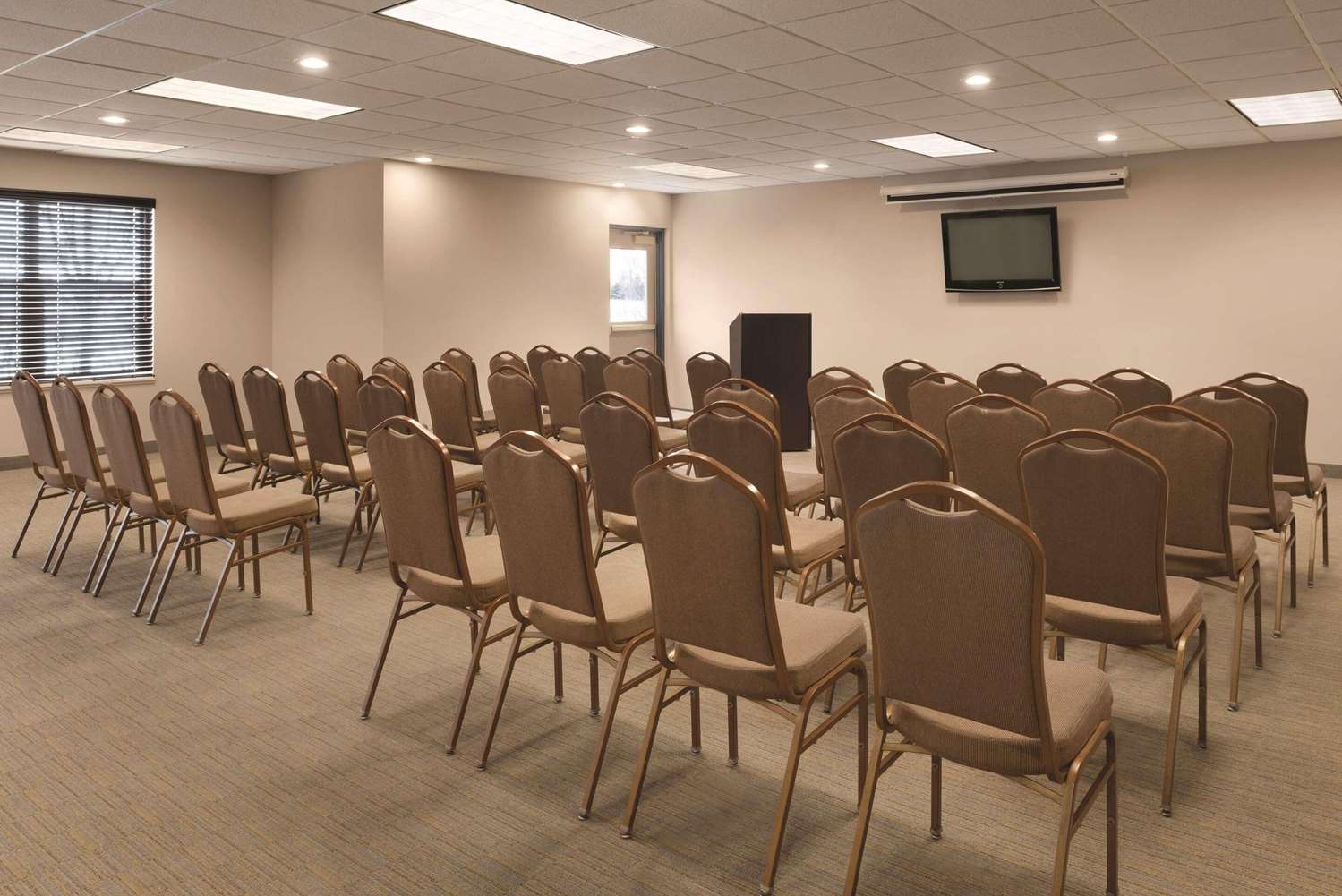 Country Inn & Suites by Radisson, Shoreview-Mounds View, MN 16/18