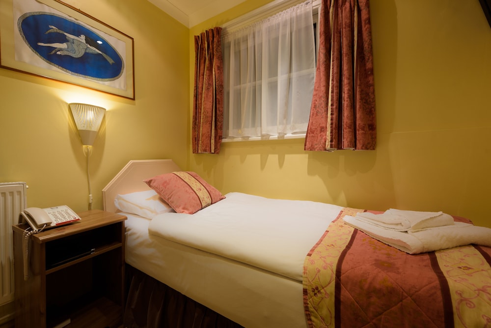 Dolphin Hotel 32/67