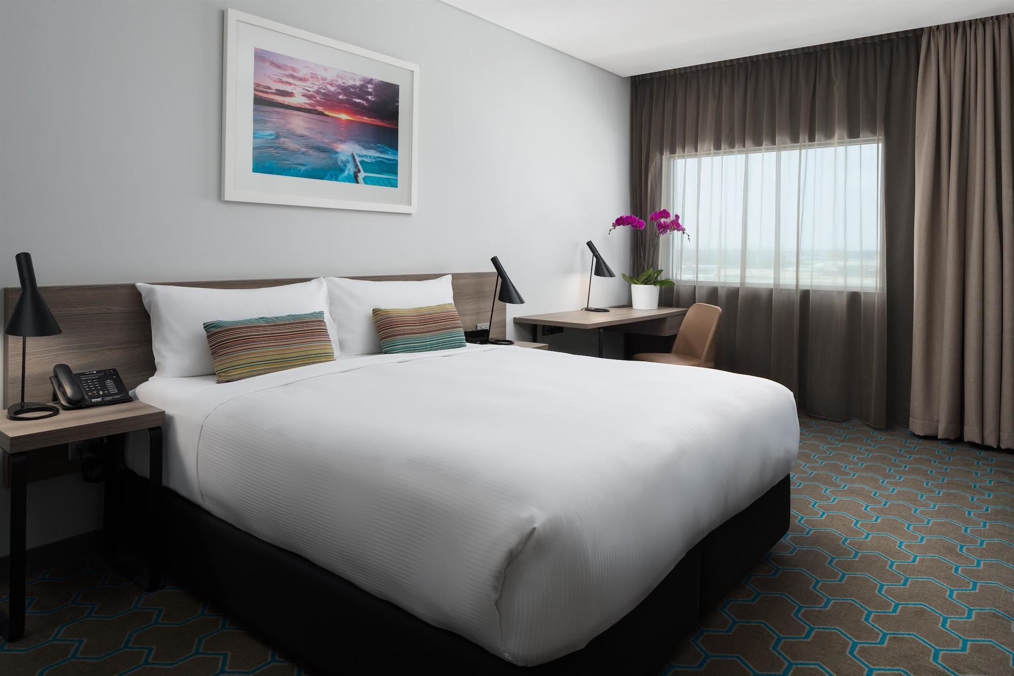 DELUXE, KING BED, AIRPORT VIEW