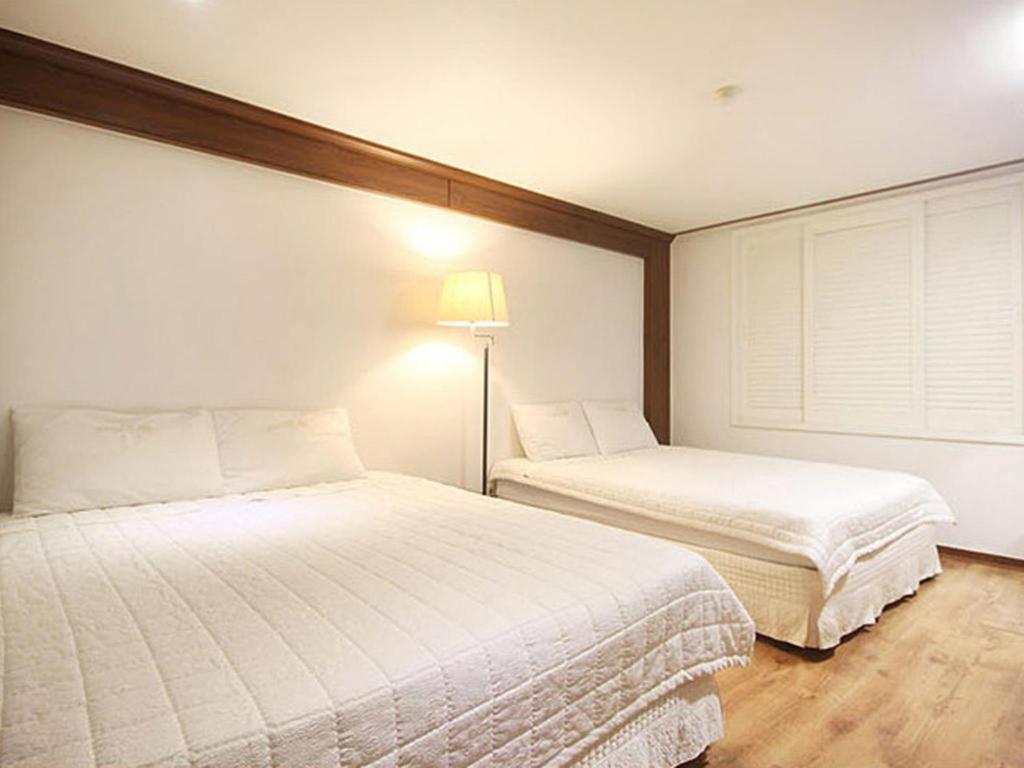Hotel Orange 19/75