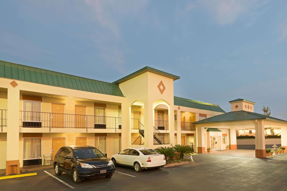 Days Inn by Wyndham Greenville AL 23/33