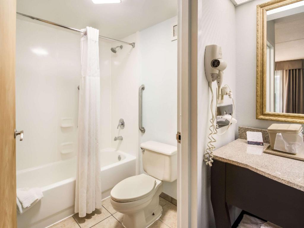 غرفة بسرير كينج مع أريكة، Clarion Inn Cleveland near University 9/10