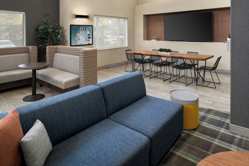 Holiday Inn Express Suites Rancho Cucamonga 30/57