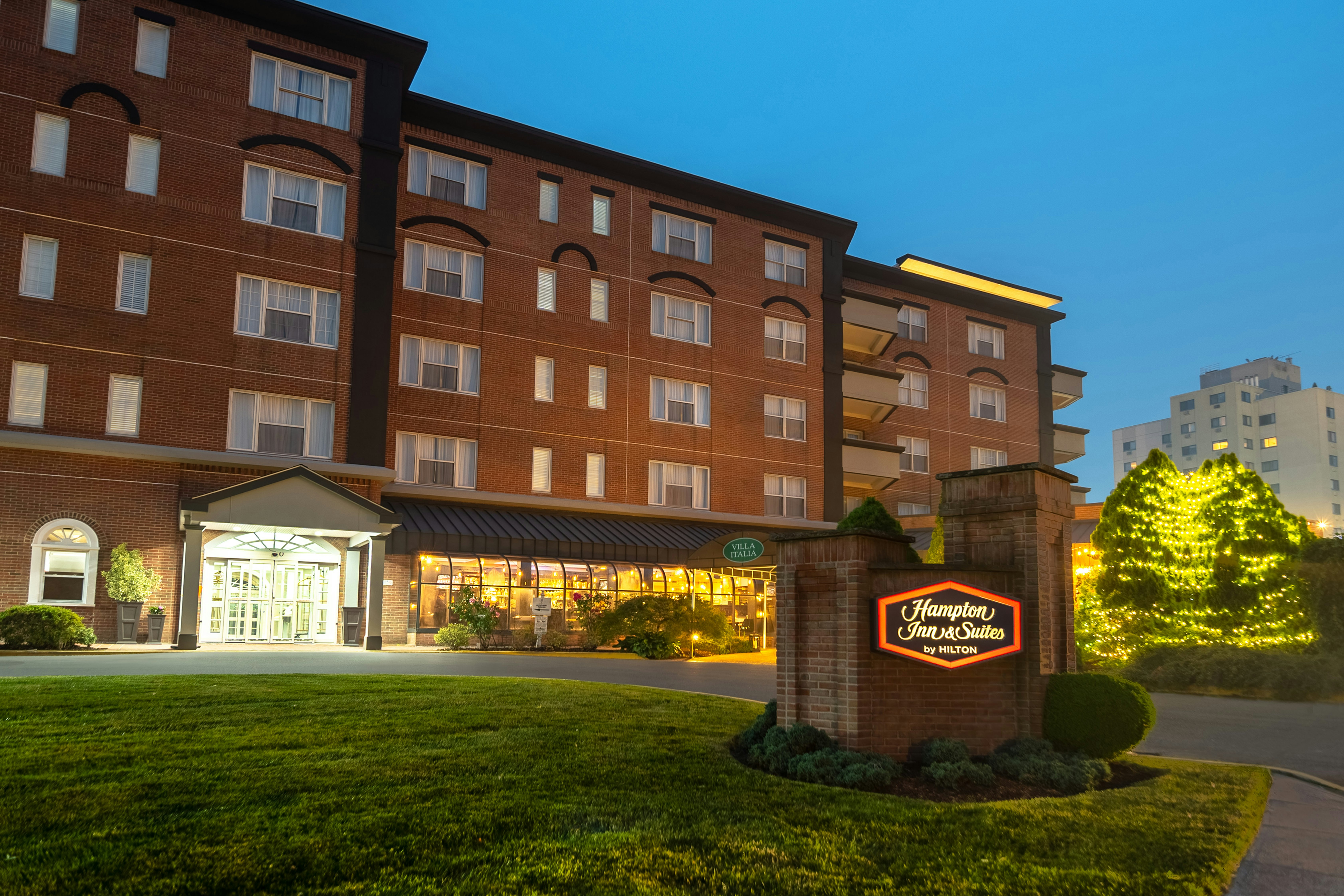 Hampton Inn and Suites Stamford 2/46