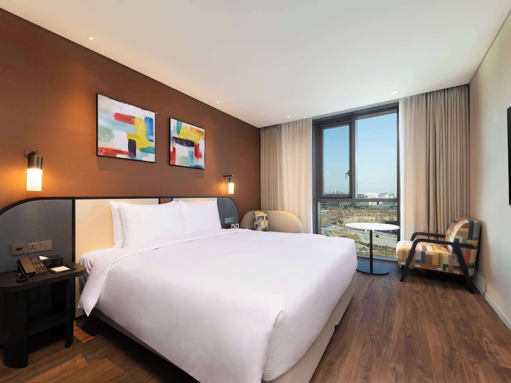 SUPERIOR, QUEEN BED, ACCESSIBLE