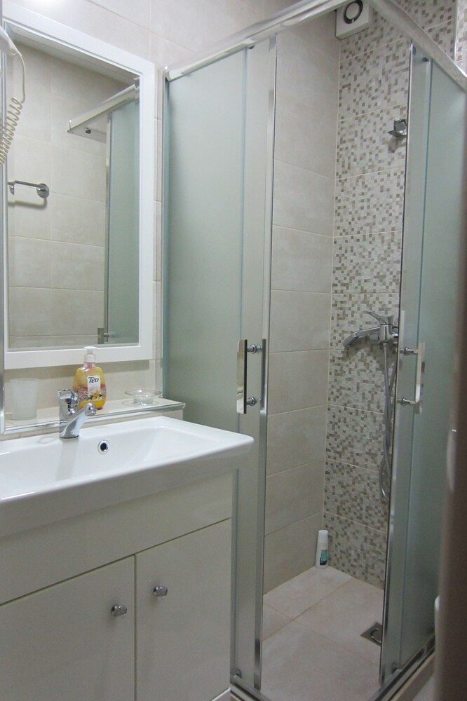 Freddy S Hotel 57/60