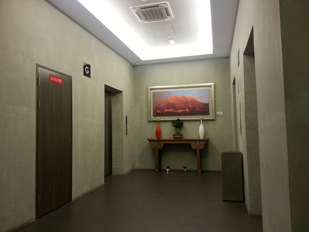 Marina Travellers Suite Sky Karamunsing 12/18