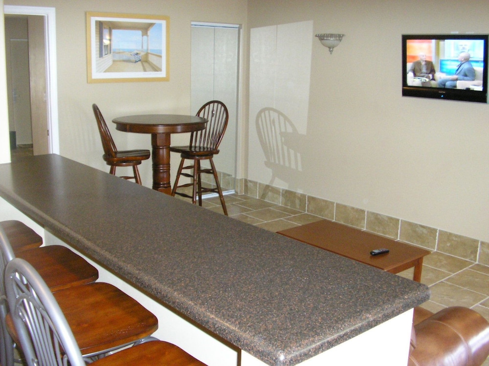 Lake Grassy Inn & Suites 22/38