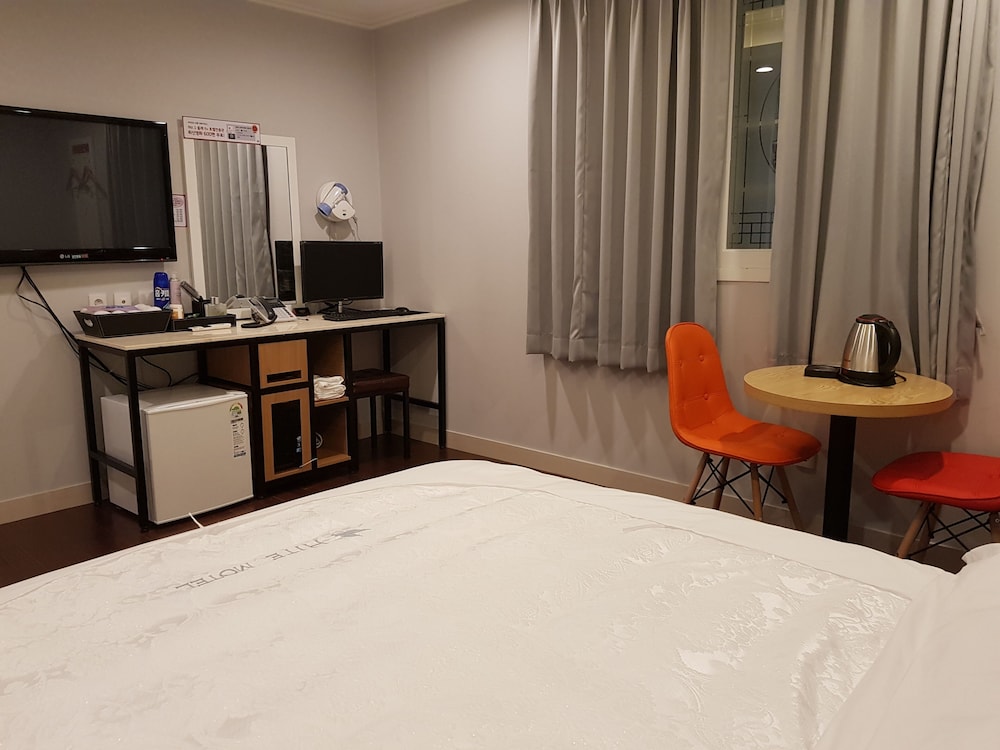 ROOM, TWIN BEDS