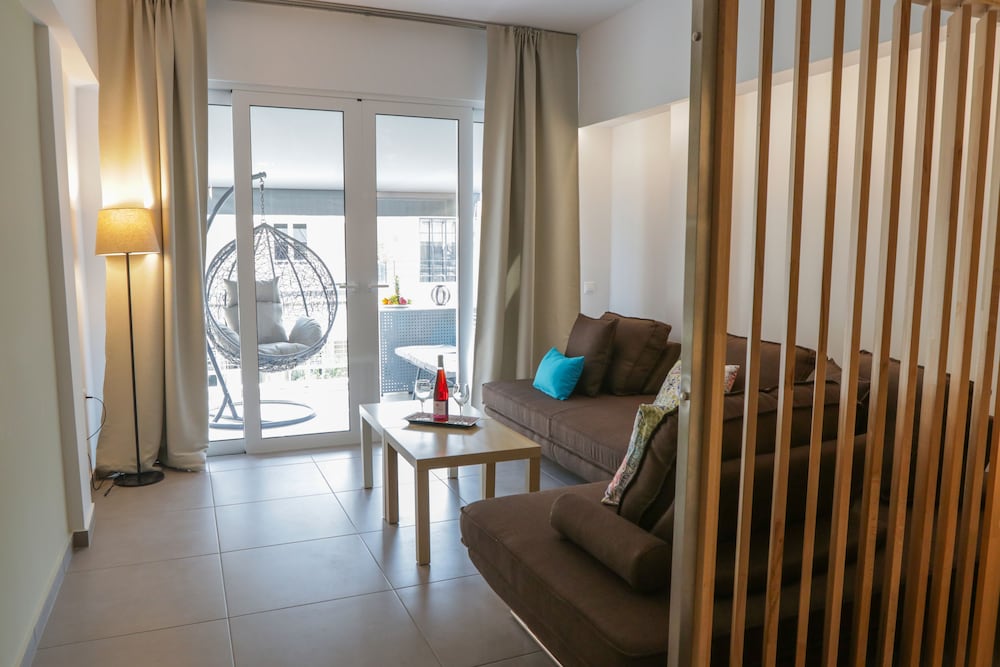 V36 Suites 11/20