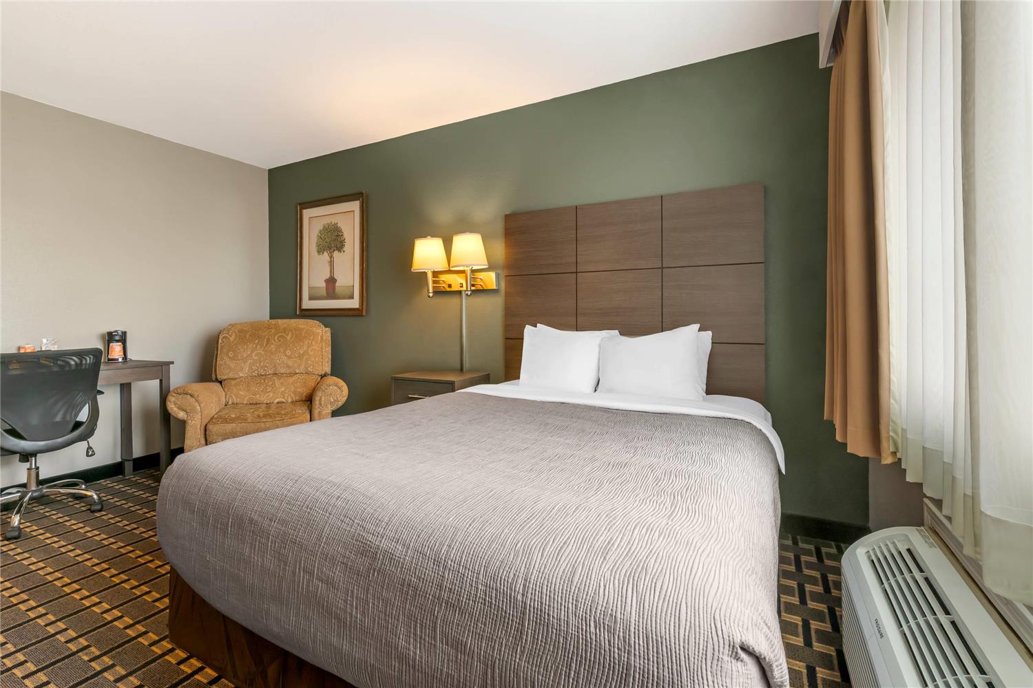 Room, Queen Bed, Accessible, Quality Inn Mauston I-90 3/7