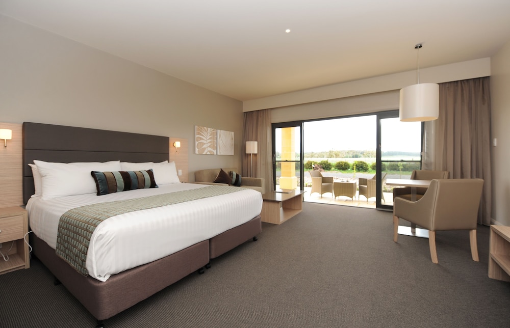 Spa, Premier, King Bed, Sofa