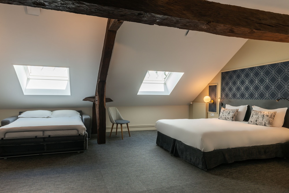 Family, Queen Bed, Sofa, Attic