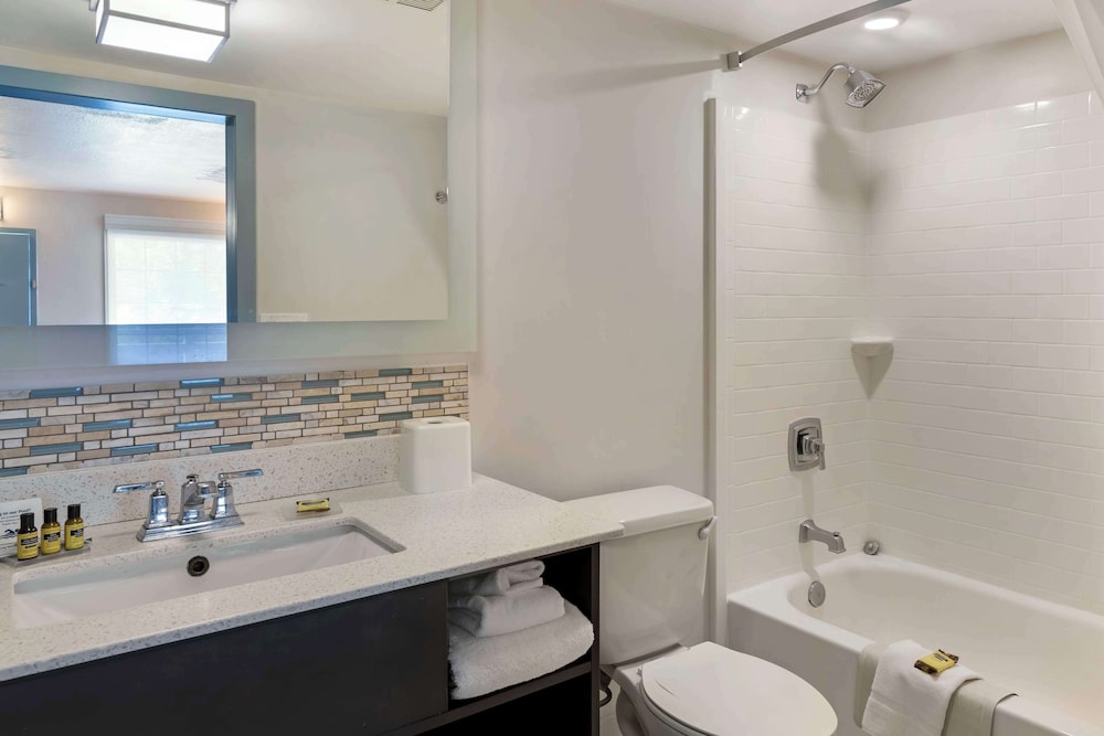 غرفة قياسية بسريرين كوين، Best Western Plus St. Simons 4/6