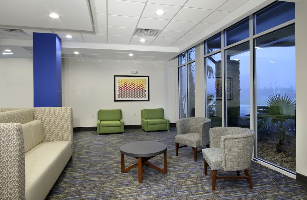 Holiday Inn Express Suites Columbus North 39/54