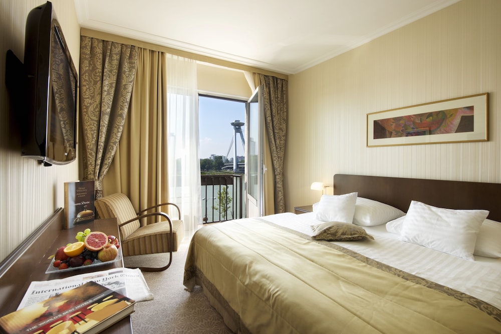 STANDARD, DOUBLE OR TWIN BED, RIVER VIEW