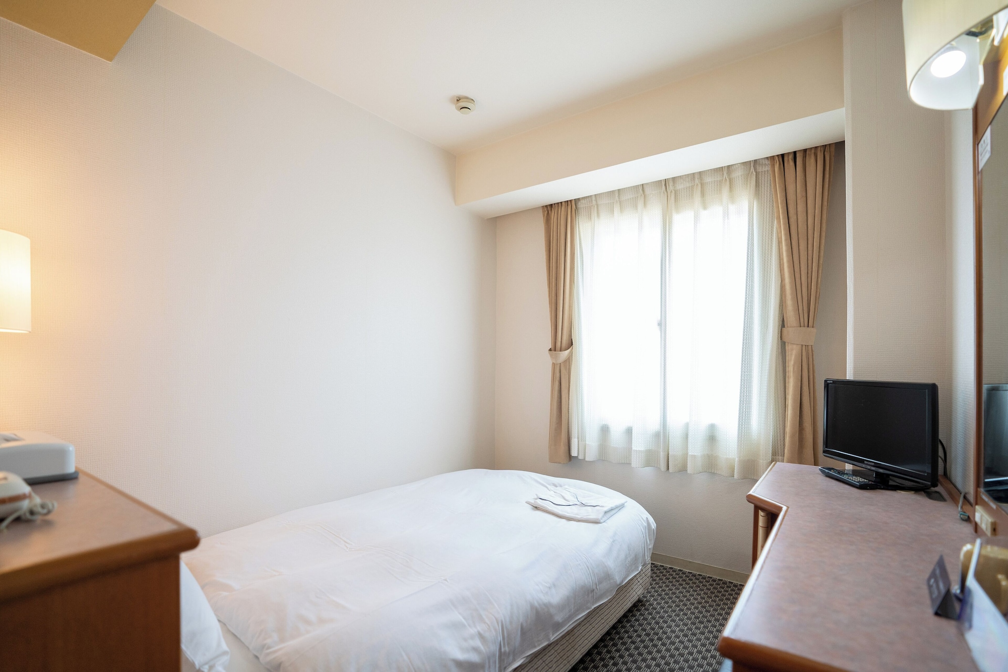 ROOM, SINGLE
