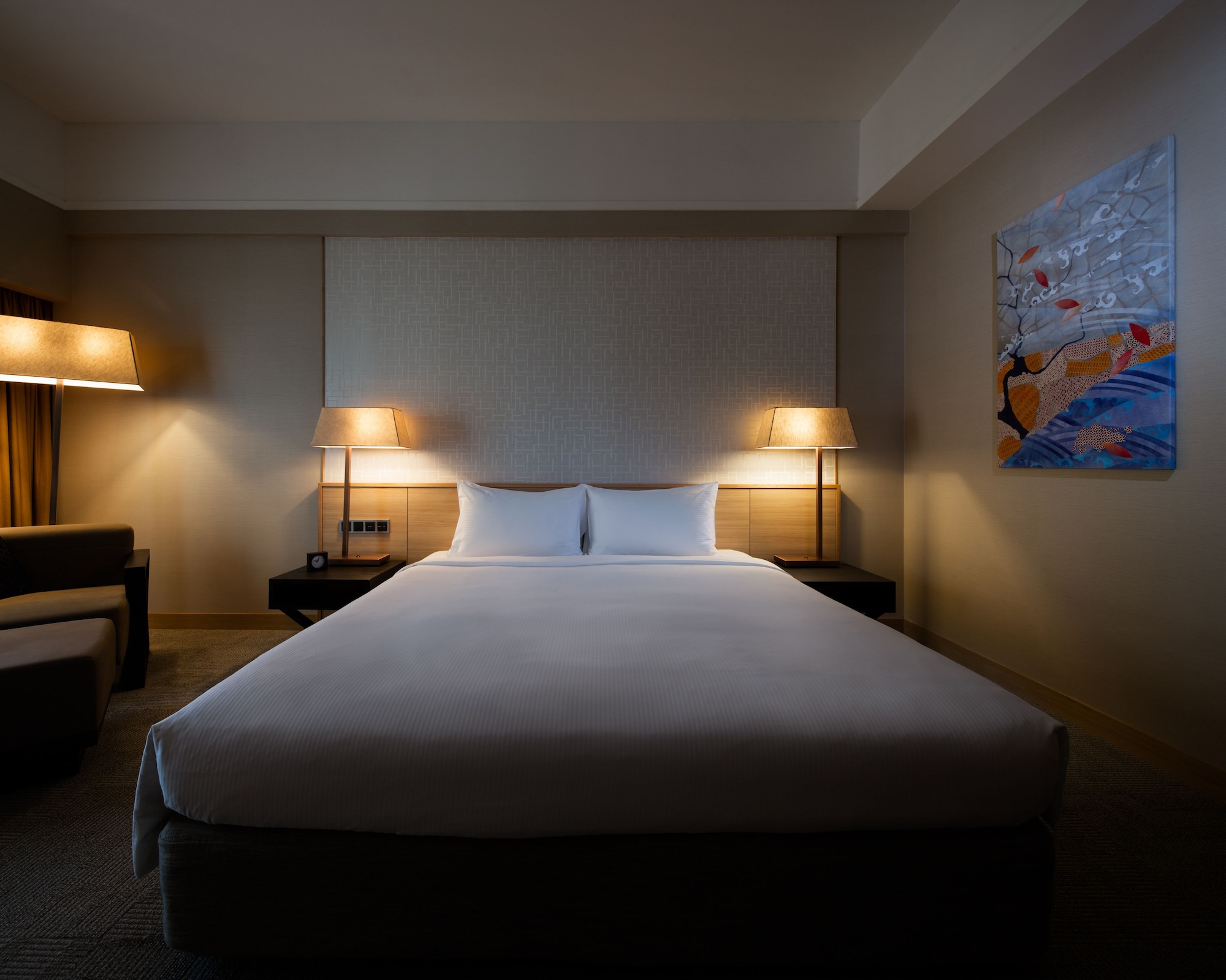 Deluxe, King Bed, Pool Side 2/6