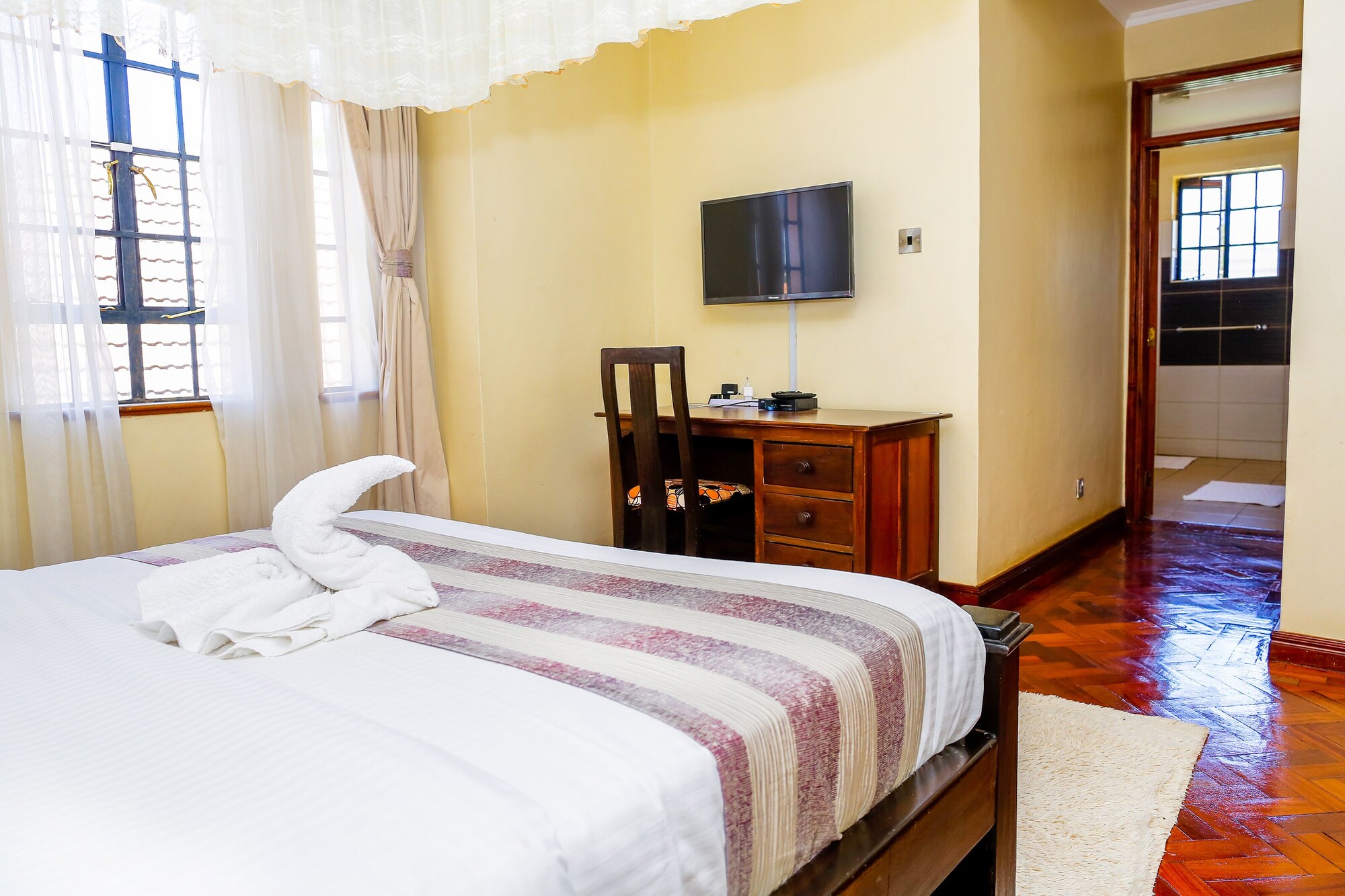 DELUXE, QUEEN BED, BATHTUB