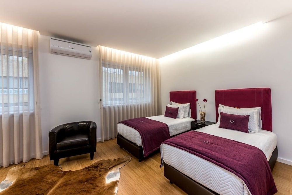 STUDIO, TWIN BEDS