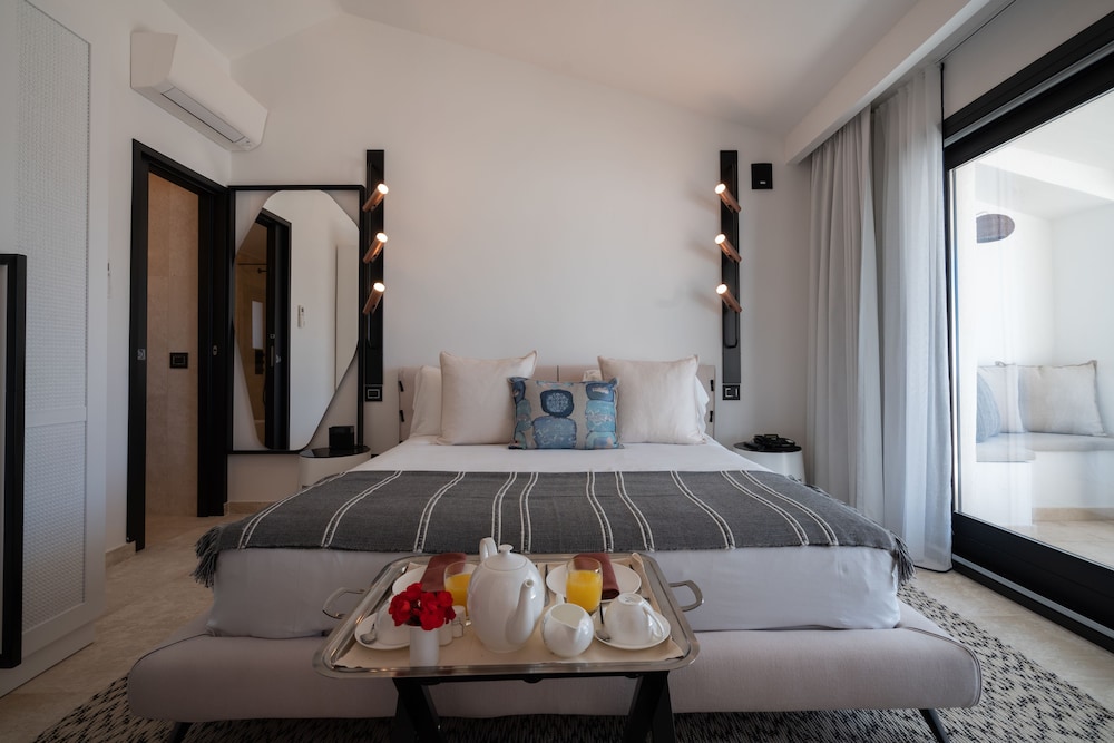 Sulia House Porto Rotondo, Curio Collection by Hilton 23/99