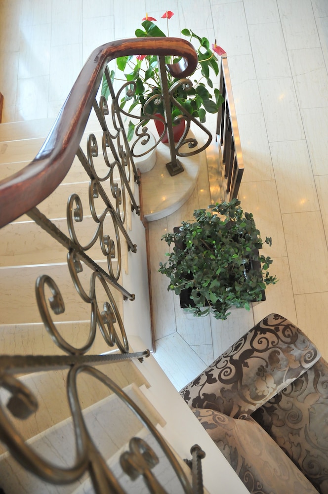 Monarc Hotel 39/58