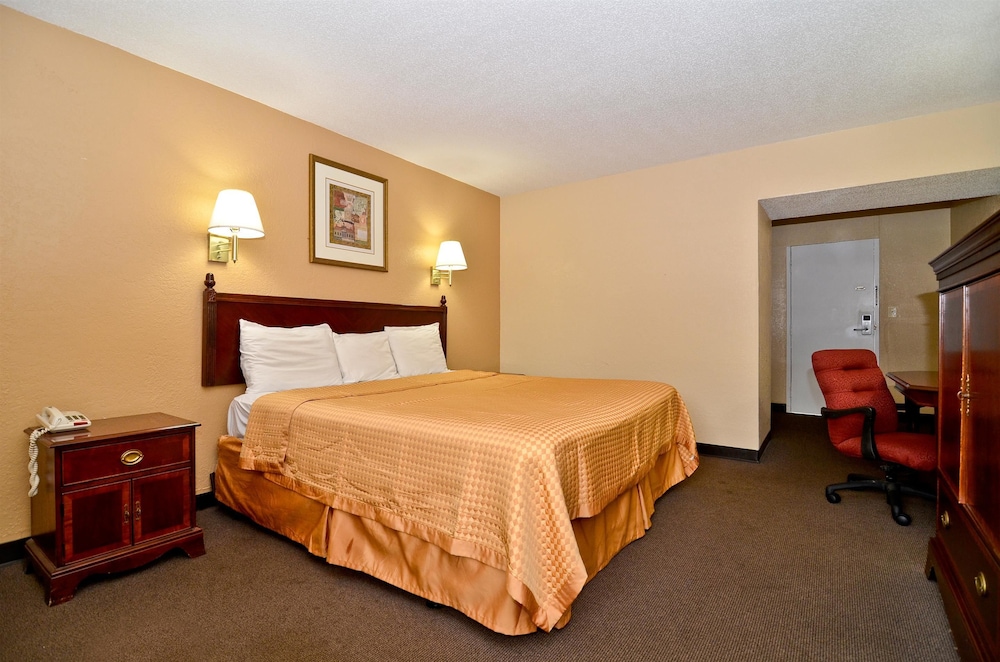 غرفة بسرير كوين للمدخنين، Americas Best Value Inn Smithfield 2/4