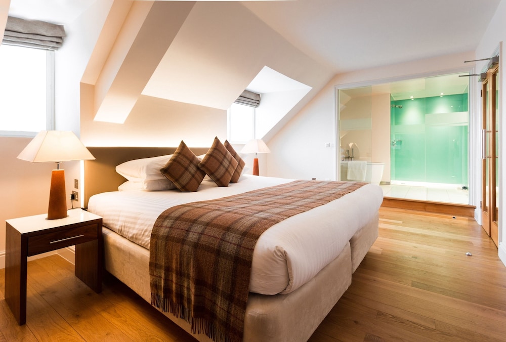Abode Canterbury 12/44