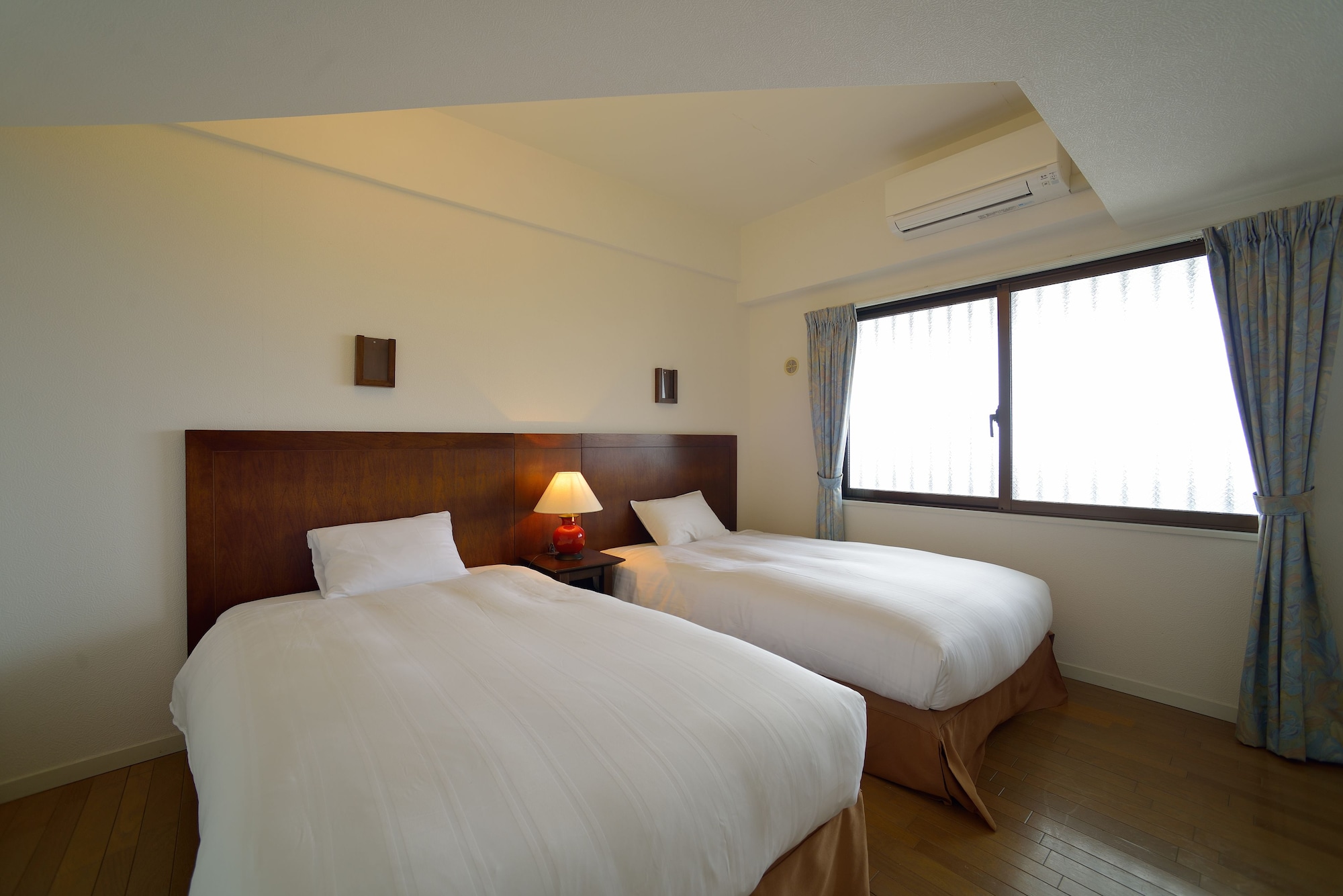 Deluxe, 4 Beds, Partial Ocean View